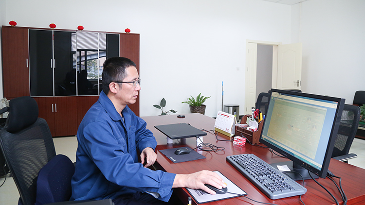 肖云通過在線檢測系統(tǒng)，分析選礦生產(chǎn)數(shù)據(jù).JPG