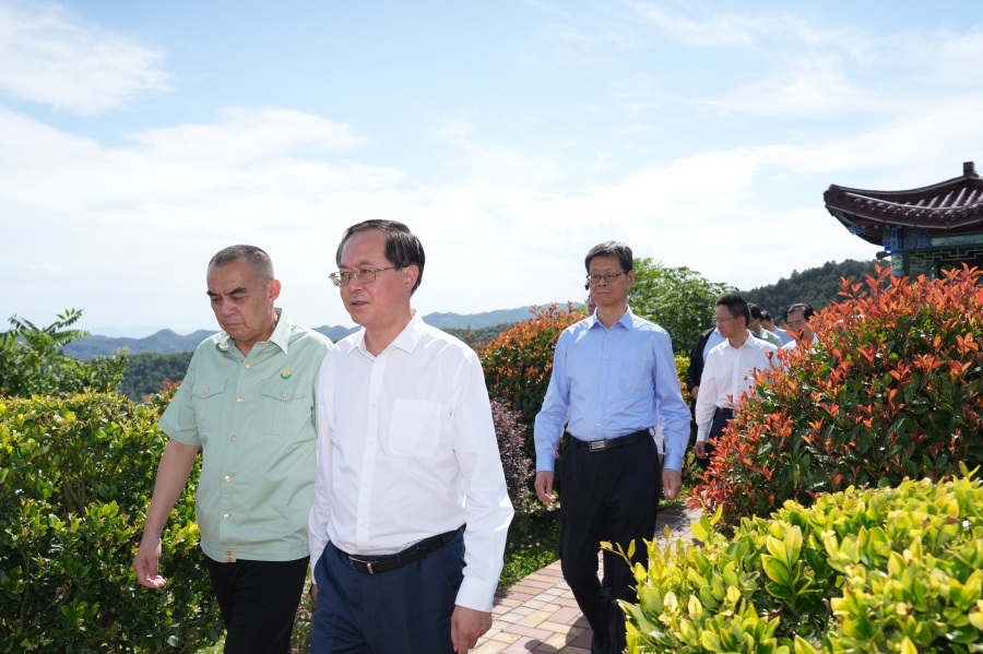 2024.06.23全國(guó)政協(xié)常委、人口資源環(huán)境委員會(huì)主任車(chē)俊蒞臨金徽股份視察.jpg