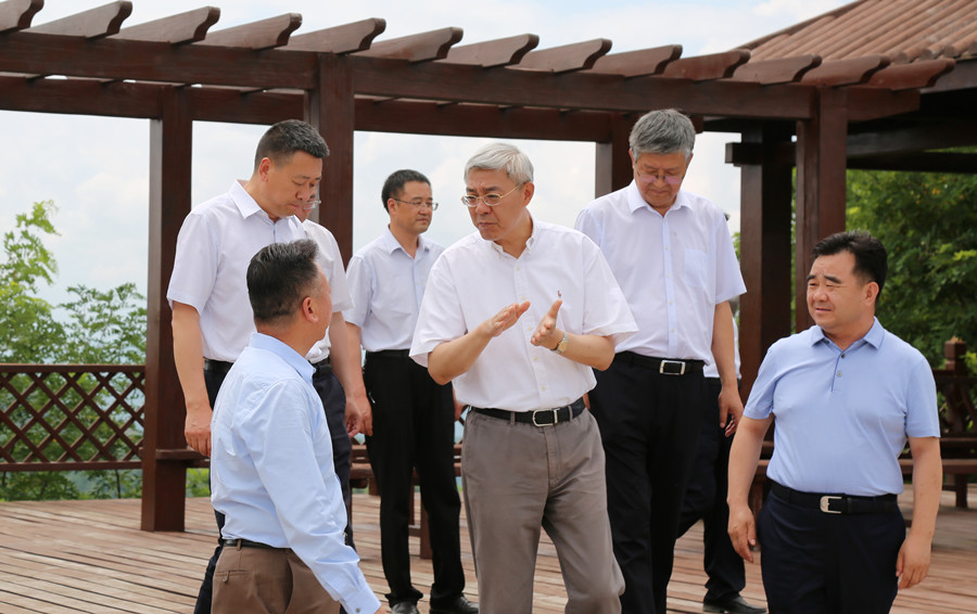 7-2021年7月，中共中央委員、時(shí)任甘肅省委書(shū)記尹弘蒞臨金徽股份調(diào)研指導(dǎo)防災(zāi)減災(zāi)和綠色礦山建設(shè)情況。.jpg