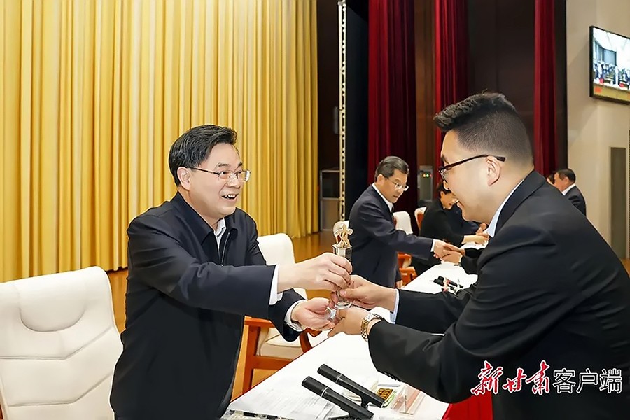 2-2023年5月，省委書(shū)記、省人大常委會(huì)主任胡昌升為金徽礦業(yè)旅游景區(qū)授“全省文化旅游發(fā)展突出貢獻(xiàn)集體獎(jiǎng)”。.jpg