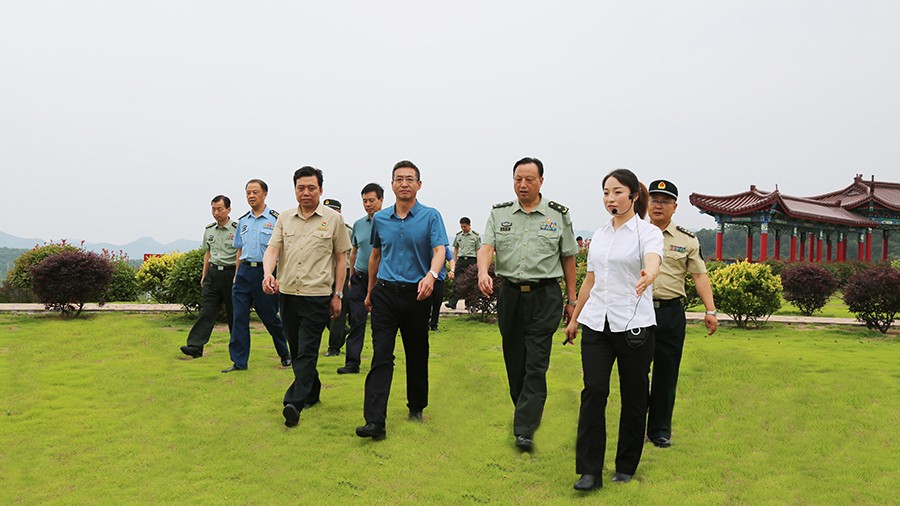 17-2020年7月，省委常委、省軍區(qū)司令員王文清蒞臨金徽股份調(diào)研企業(yè)編兵和綠色礦山建設(shè)工作是表示：金徽股份將民兵作為企業(yè)應(yīng)急救援力量的一員，充分發(fā)揮了民兵作用，立起了在企業(yè)編兵的標(biāo)桿。.jpg