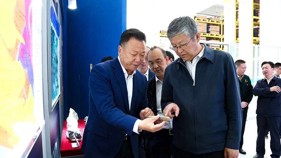 33-2021年5月，隴南市委書(shū)記張珂兵蒞臨礦區(qū)調(diào)研尾礦庫(kù)治理及綠色礦山建設(shè)情況。.jpg