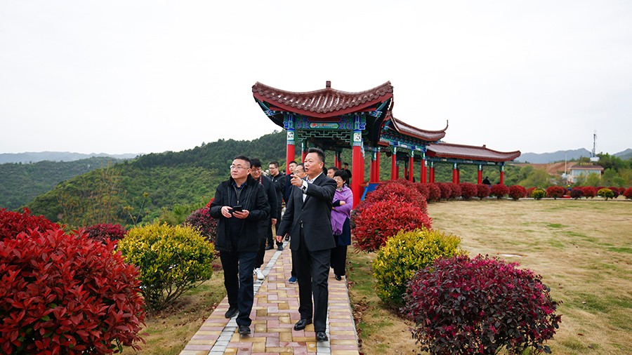 47-2020年4月，新華社甘肅分社社長(zhǎng)任衛(wèi)東蒞臨金徽股份調(diào)研金融服務(wù)實(shí)體經(jīng)濟(jì)及疫后企業(yè)復(fù)工情況。.jpg