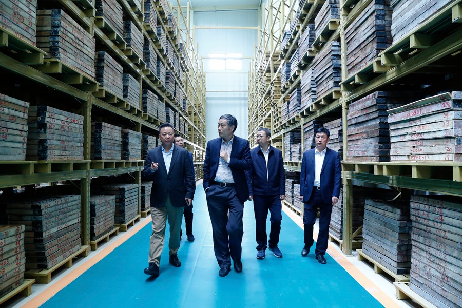 55-2019年4月，全國(guó)綠色礦山建設(shè)標(biāo)準(zhǔn)解讀與經(jīng)驗(yàn)交流研討會(huì)——綠色礦業(yè)發(fā)展萬(wàn)里行（隴南站）活動(dòng)在金徽股份舉辦。中國(guó)礦業(yè)聯(lián)合會(huì)黨委書(shū)記、會(huì)長(zhǎng)彭齊鳴出席主持會(huì)議，并就金徽股份的綠色礦山建設(shè)情況進(jìn)行調(diào)研。.jpg