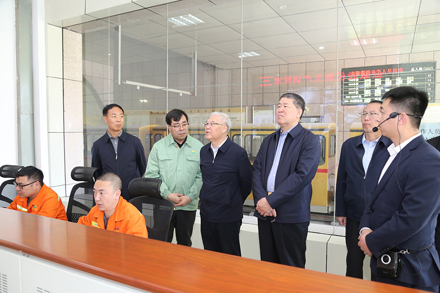 全國(guó)政協(xié)常委，省政協(xié)副主席，民進(jìn)中央常委、甘肅省主委尚勛武調(diào)研金徽股份時(shí)強(qiáng)調(diào)，要加強(qiáng)科技創(chuàng)新與人才培養(yǎng)。-900.jpg