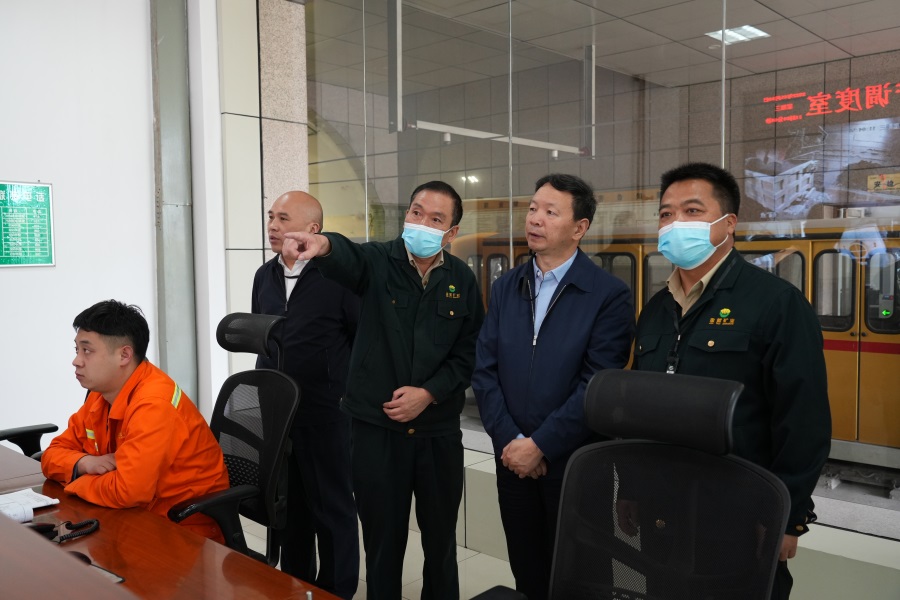 46.2022年5月，省工信廳副廳長(zhǎng)程學(xué)欽蒞臨金徽股份調(diào)研綠色礦山建設(shè)工作.jpg